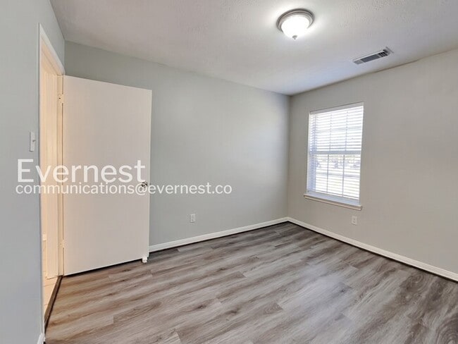 Building Photo - 4 Bed/2 Bath Home with Fenced Yard and Attached Garage / 4 Bed, 2 Bath / Pet-friendly / Available...