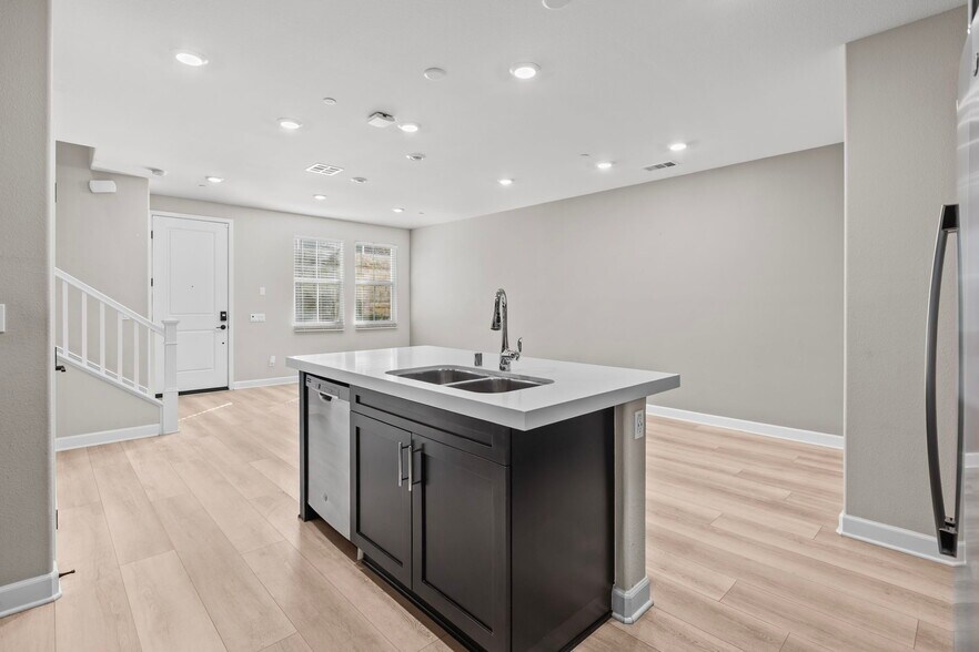 Building Photo - 1073 Delpy View Pt