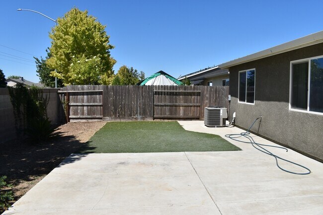 Building Photo - 524 Janell Ct