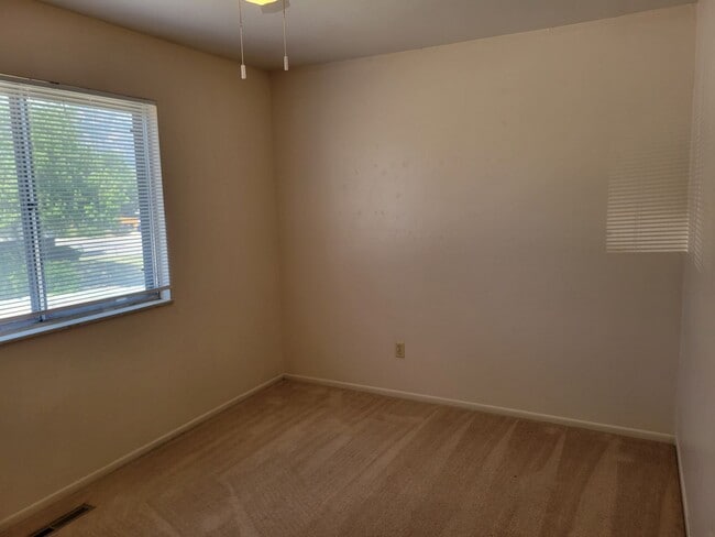 Building Photo - 4 Bed 2 Bath Allowing Pets - Available Now! - MileStone RES