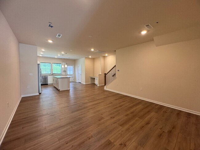 Building Photo - 3BR 2.5BA Townhome