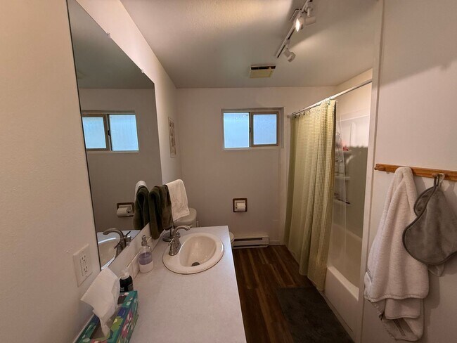 Building Photo - 3bdrm/2 bath house with a yard, laundry, and parking in Happy Valley!