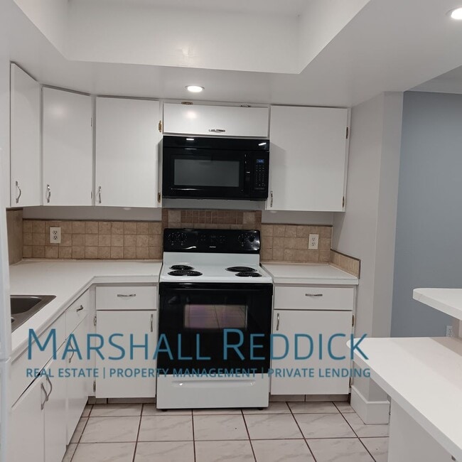 Building Photo - Charming 2 Bedroom, 2 Bath Duplex in a Gre...