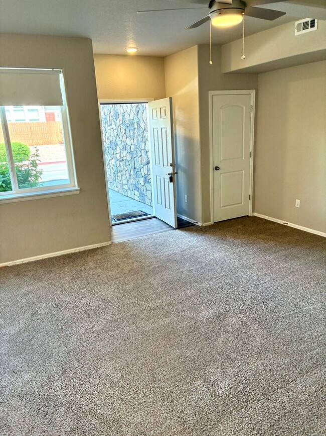 Building Photo - ***2 WEEKS FREE***West Greeley Spacious Townhome With New Carpet!