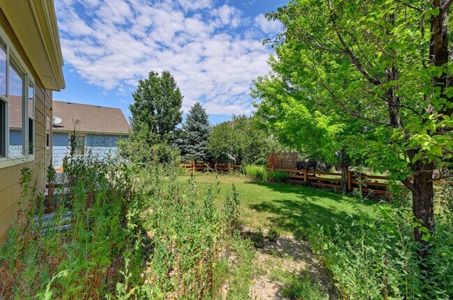 Building Photo - 5 bedroom, 4 bath home with 2 car attached garage