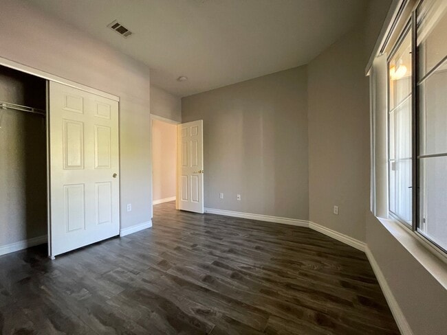 Building Photo - 2 Bedroom Summerlin Condo - Gated community