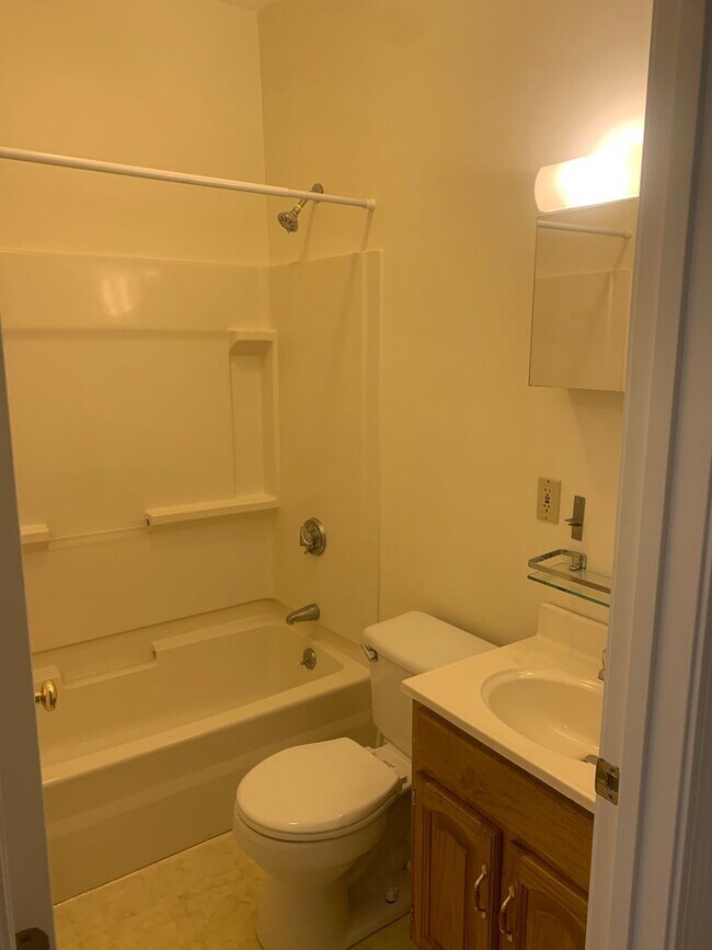 Building Photo - Great 1 Bed Home in East Cambridge + AC