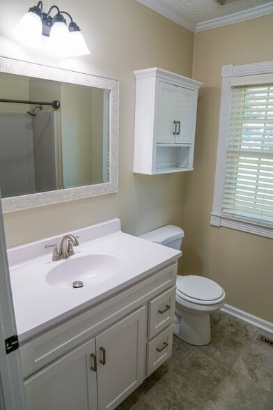 Bathroom - 1403 Debow St
