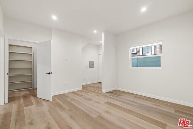 Building Photo - 1305 Lucile Ave
