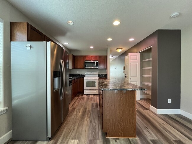 Building Photo - Incredible SE Hazelwood 2 Bedroom + 1 Bathroom Condo w/ included Garage and Washer & Dryer!!