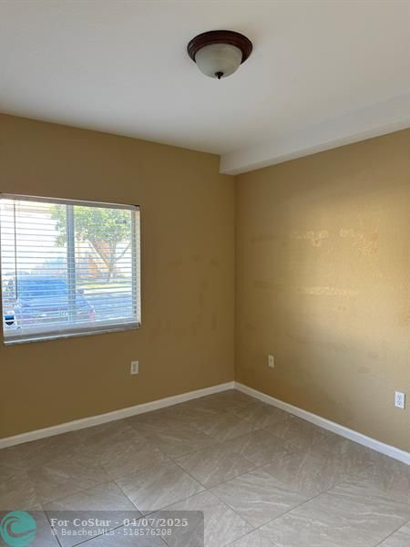 Building Photo - 1103 Golden Lakes Blvd