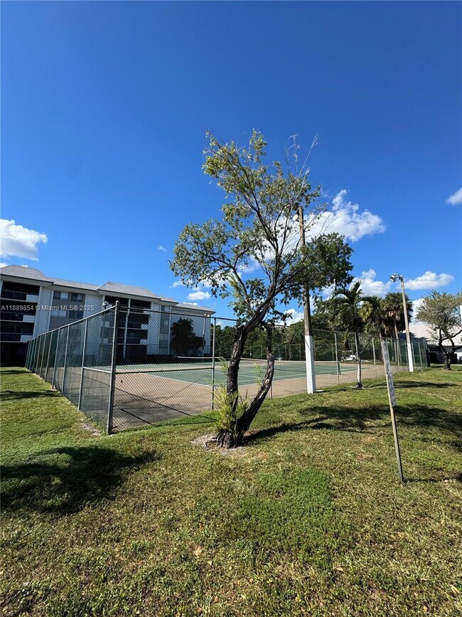 Building Photo - 711 N Pine Island Rd