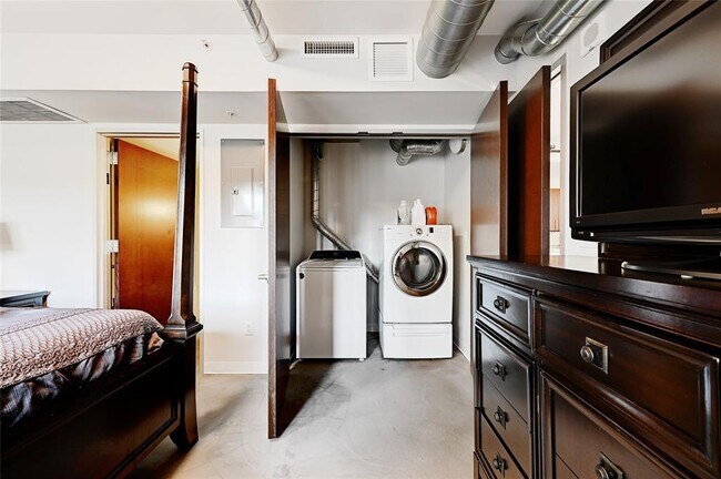 Building Photo - 800 Brazos St