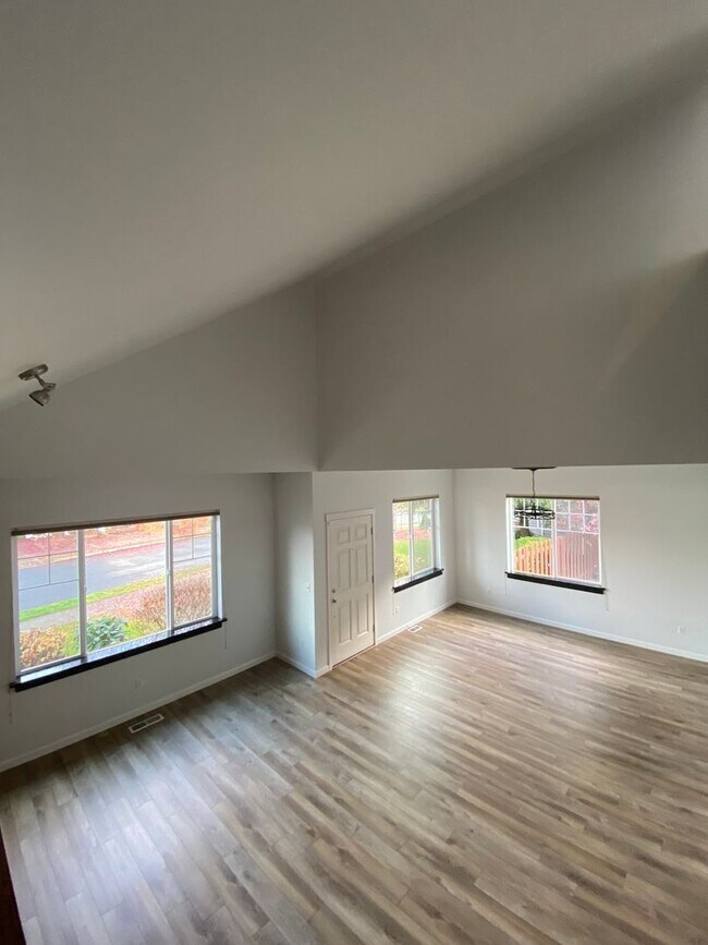 Building Photo - Pride of Ownership in this 3 BDRM, 2.5 BAT...