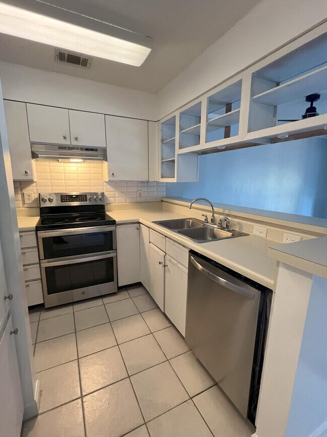 Building Photo - 108 Southlake Ct