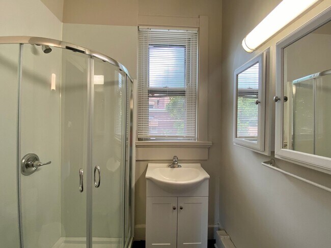 Building Photo - 146 Parker St