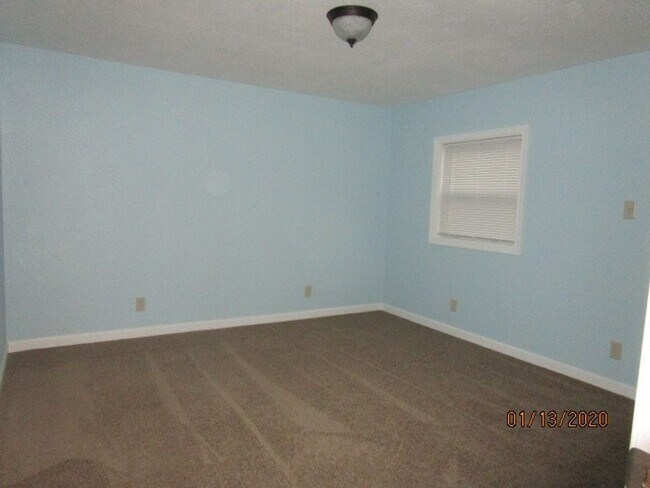 Building Photo - Deep Creek South