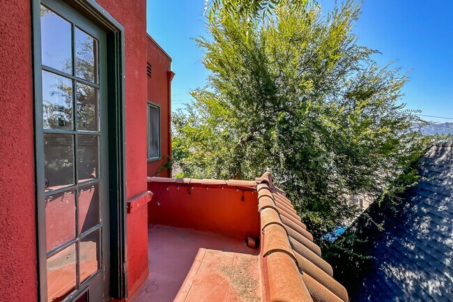 Building Photo - 1024 Coronado Terrace