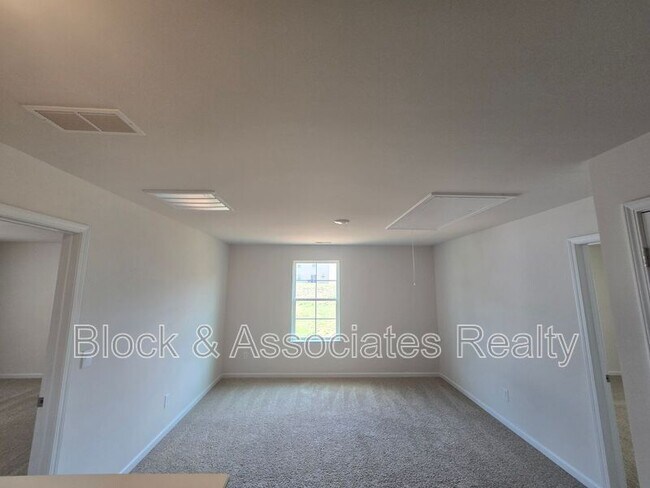 Building Photo - 310 Beresford Wy