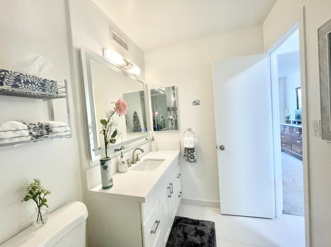 Building Photo - 425 Ena Rd