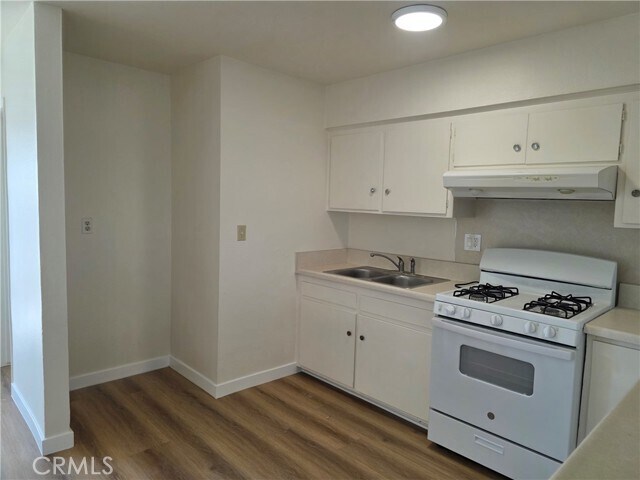 Building Photo - 928 N Vicentia Ave