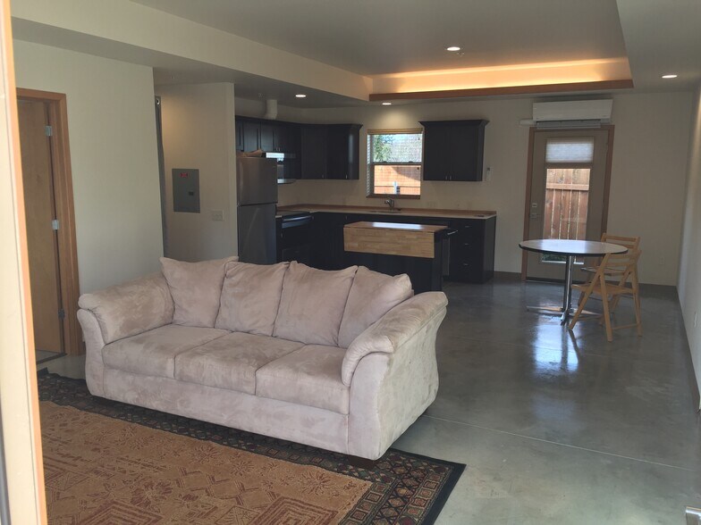 Building Photo - 13643 E Burnside St