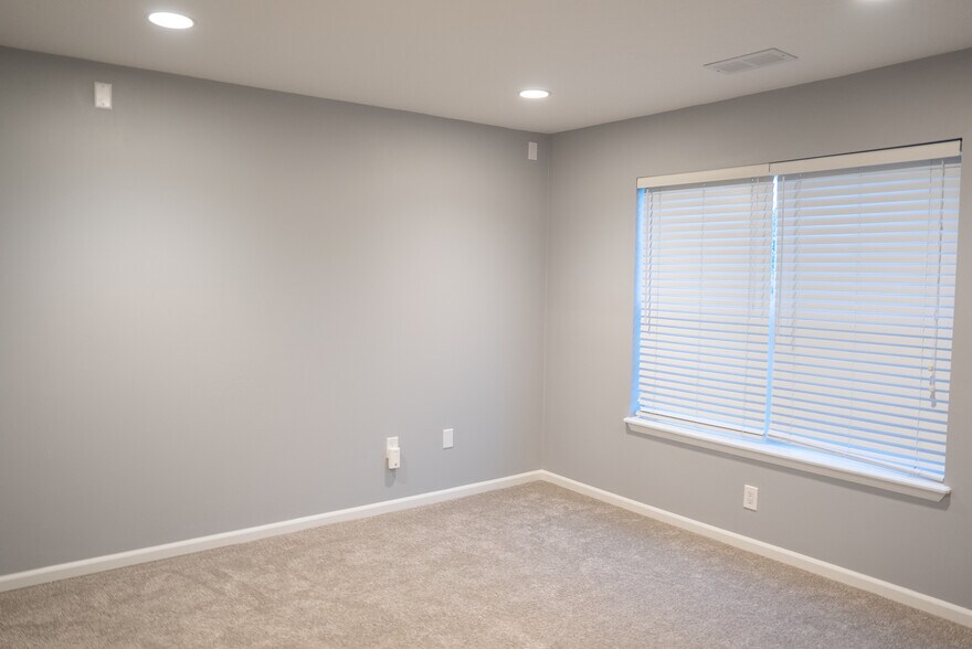 Building Photo - 928 NE Kamies Ln