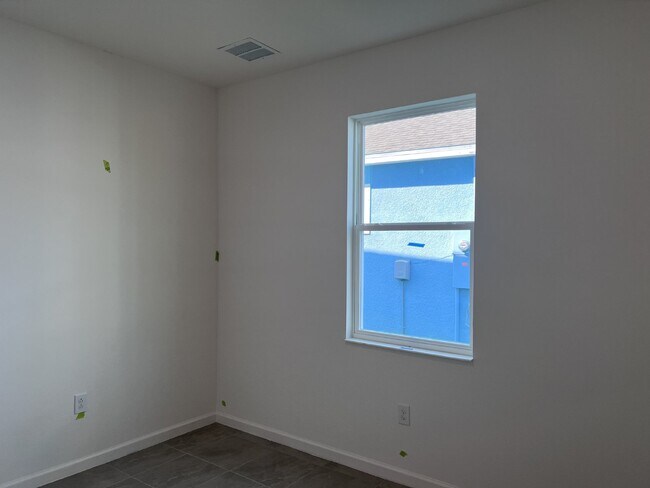 Building Photo - Spacious 4-Bedroom Home with 3 Full Baths in Apollo Beach, FL - Must See!