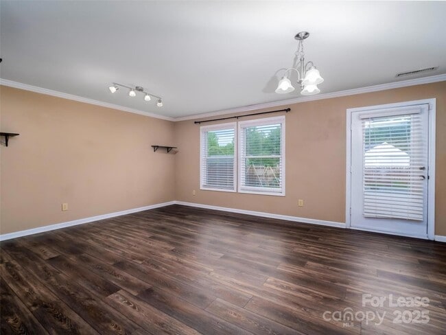 Building Photo - 910 Torsion Lane