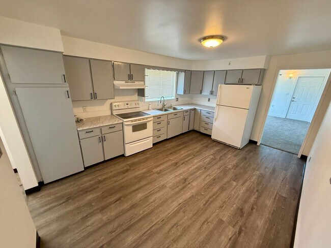 Building Photo - For Rent: 2 Bedroom, 1 Bathroom Home with Garage and Large Yard