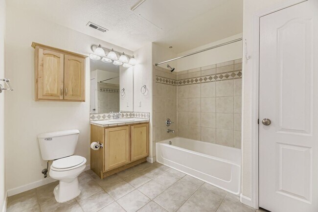 Building Photo - Bright, Updated Condo in Sought-After Skyl...