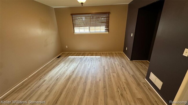 Building Photo - 685 E Fox Hills Dr