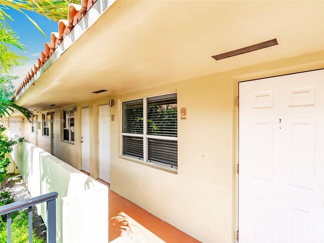 Building Photo - 2025 Miami Rd