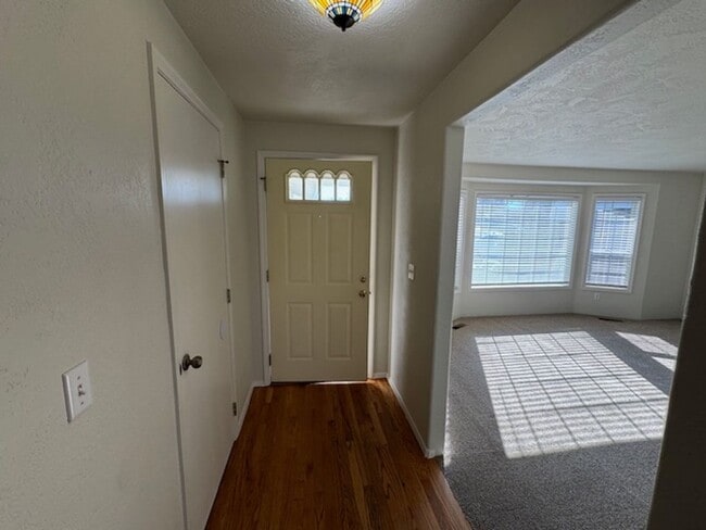 Building Photo - 3 Bedroom/ 2 Bathroom Single Level Home