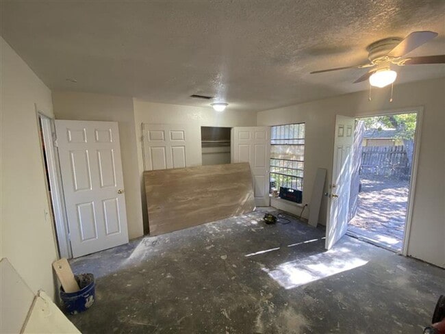 Building Photo - 2/1 Townhouse with covered parking