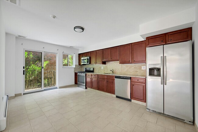Building Photo - 2413 Hammett Ave