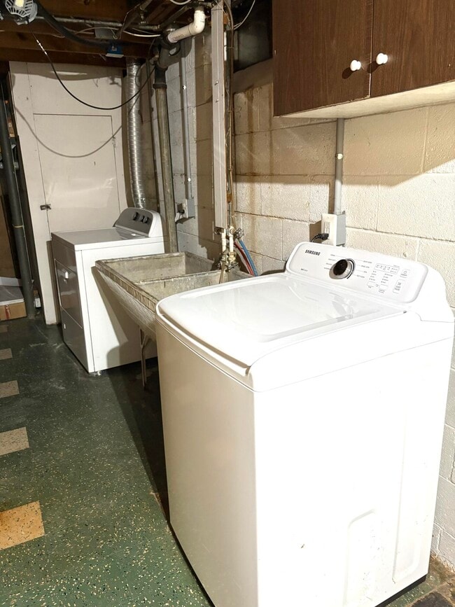 Building Photo - 27160 Spring Arbor Dr