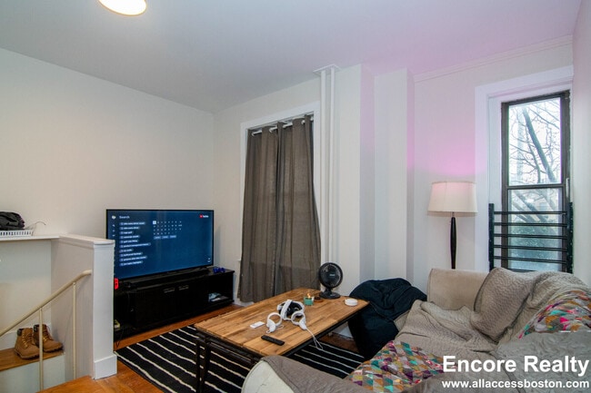 Building Photo - 448 Park Dr