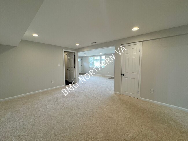 Building Photo - 1109 Hillcrest Dr SW