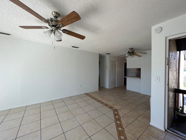 Building Photo - Second Floor 2/1 Condo - Includes Water/Se...