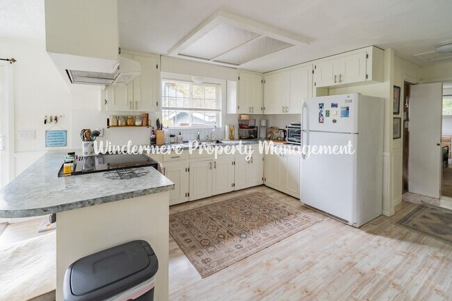 Building Photo - Sunny, Bright 2 bedroom in Poulsbo, Community Beach/Playground