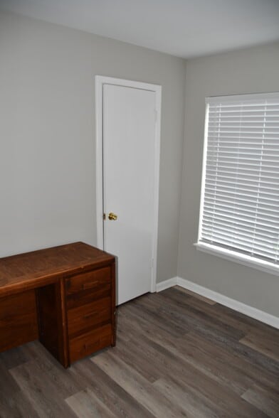 Bedroom w/light blocking blinds - 220 Elm St