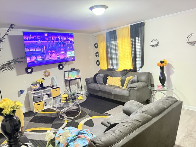 Building Photo - 1147 Alexander St