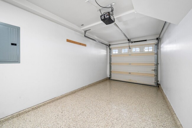 Building Photo - Light-Filled Furnished Townhouse with Rooftop Deck in Corona del Mar