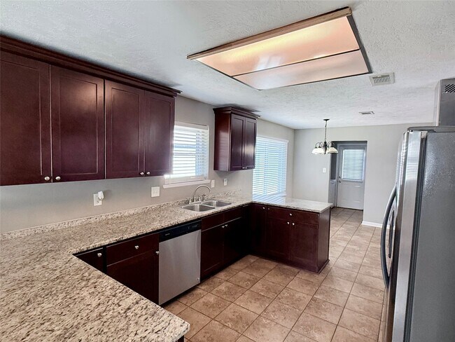 Building Photo - 15914 Mill Hollow Dr