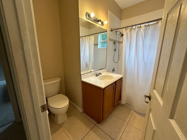 Building Photo - Move in immediately