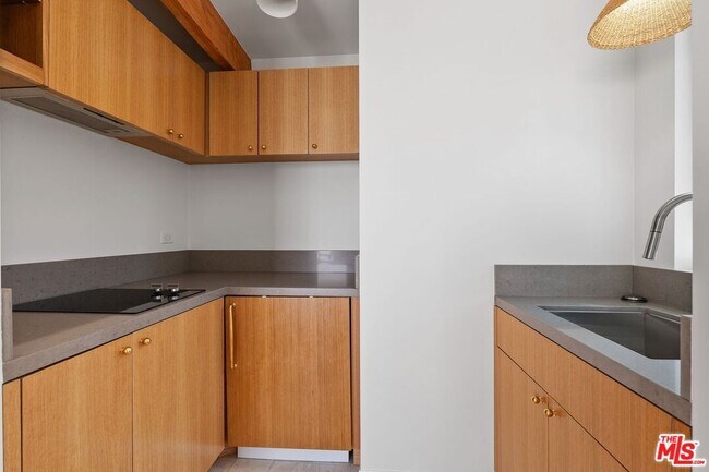Building Photo - 2030 Kelton Ave
