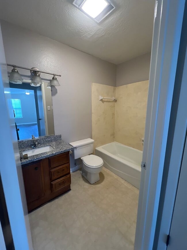 Building Photo - 1 Bedroom 1 Bathroom Apartment