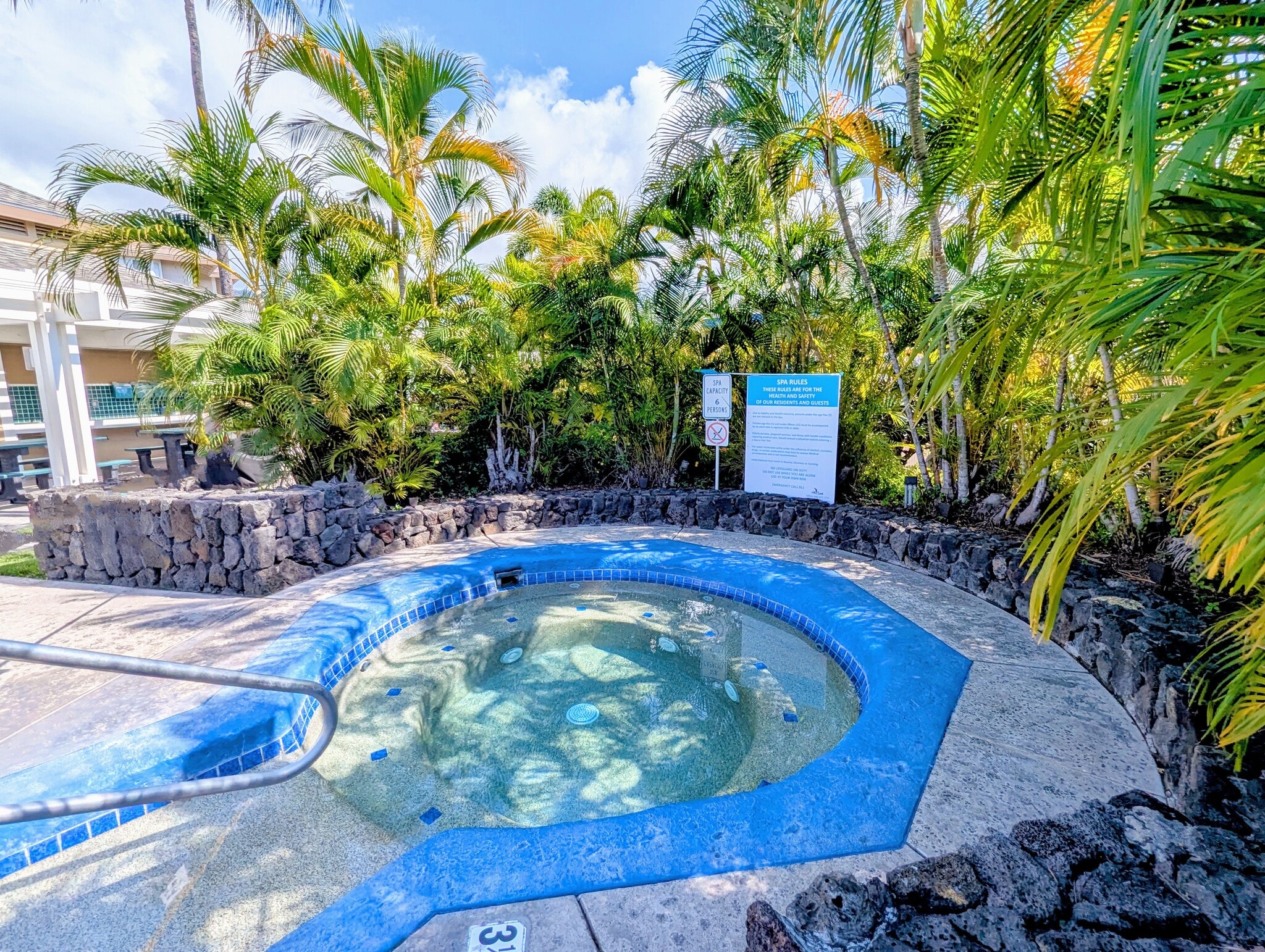 On-site hot tub - 75-6081 Alii Dr