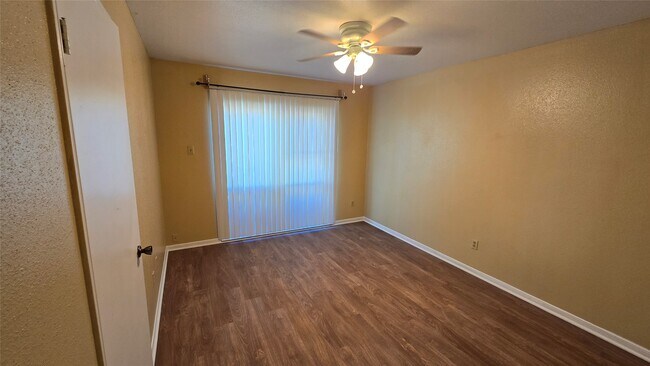 Building Photo - 135 April Point Dr N